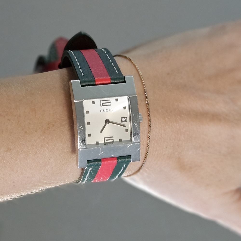 Authentic Gucci 7700M With Signature Color Strap